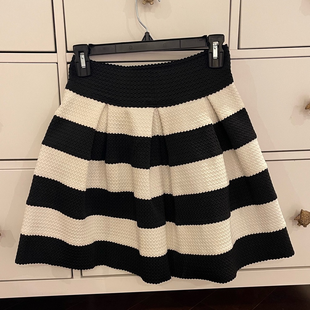 Woman’s Xhilaration Black/White Skirt - Size: M